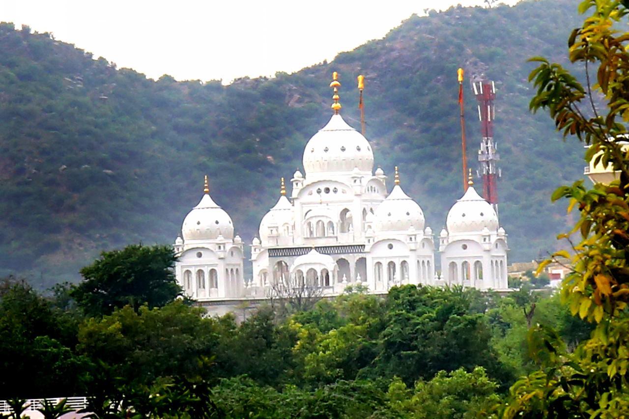 Winter Mountain Resort Pushkar Bagian luar foto